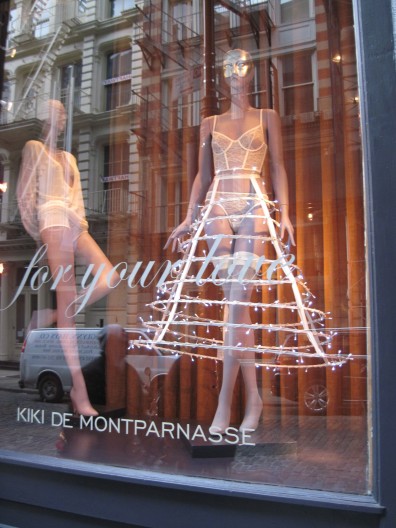 Kiki de Montparnasse - a R rated Xmas tree