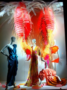 Made Ya Look? Retail window displays with WOW using balloons.