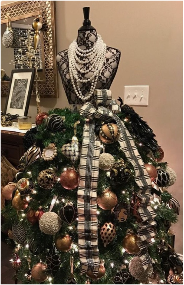 People Are Upcycling Mannequins Into Gorgeous Christmas Tree 'Gowns